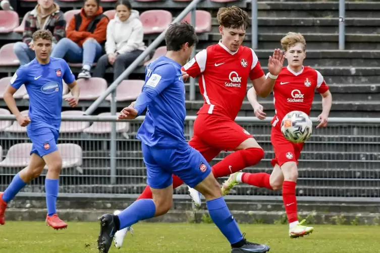 Er trifft und trifft und trifft: FCK-U19-Spieler Oskar Prokopchuk (Zweiter von rechts). 