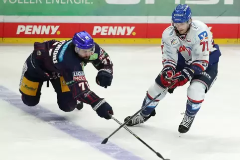 Borna Rendulic (rechts) von den Adler Mannheim hatte gegen die Eisbären nach zwei Toren allen Grund zur Freude. 
