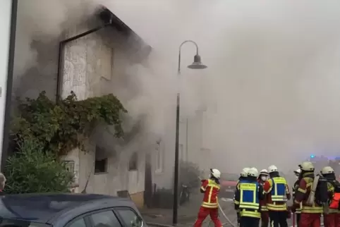 Rauch und große Hitze machten den Wehrleuten zu schaffen. 