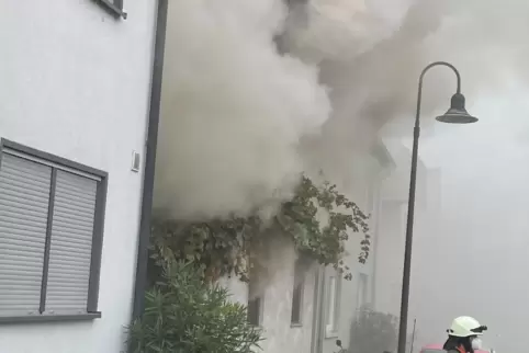 Starker Rauch erschwerte zeitweise die Bekämpfung des Feuers. 