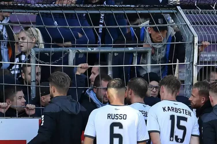 Redebedarf: Nach der 0:5-Schlappe stellen sich die Mannheimer Spieler ihren wenig amüsierten Fans. 
