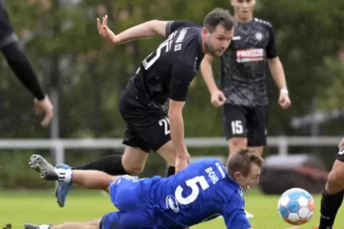 Wie immer voller Einsatz: FKP-Mittelfeldspieler Daniel Bohl (am Boden), hier mit Ludwigshafens Abwehrchef Lukas Hartlieb.