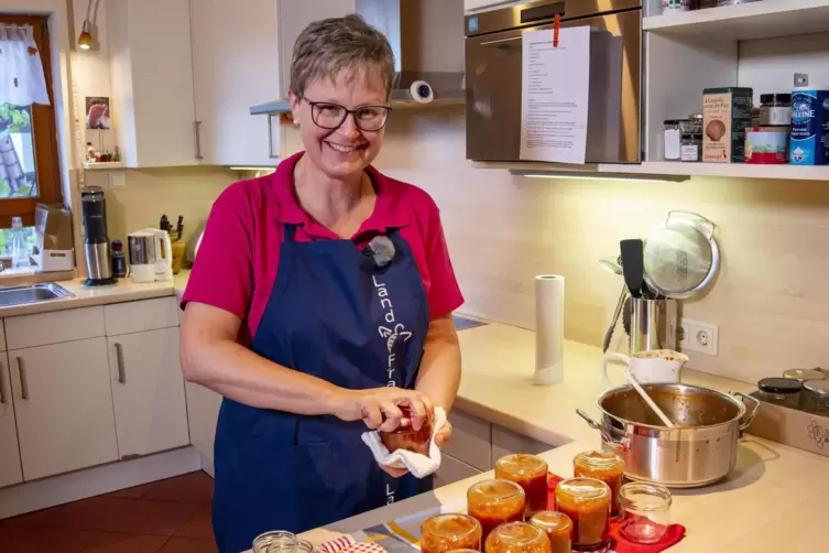 Ulrike Meisel zeigt, wie es geht: So wird Tomatensoße haltbar gemacht. 