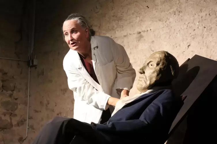 „Das ist ja wie an der Fleischtheke“: Figurenspielerin Christiane Burkard schlüpft im Stück „Ich grolle nicht“ selbst in die Rol