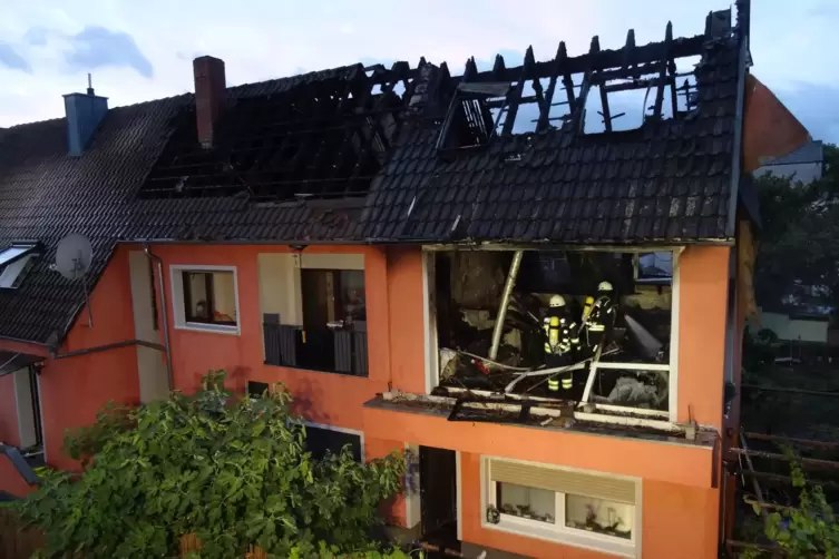 Der Dachstuhl des Wohnhauses wurde durch das Feuer schwer beschädigt. 