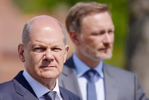 Bundeskanzler Olaf Scholz hat den „Doppelwumms“ verkündet, Finanzminister Christian Lindner (im Hintergrund des Fotos) wird ihn 