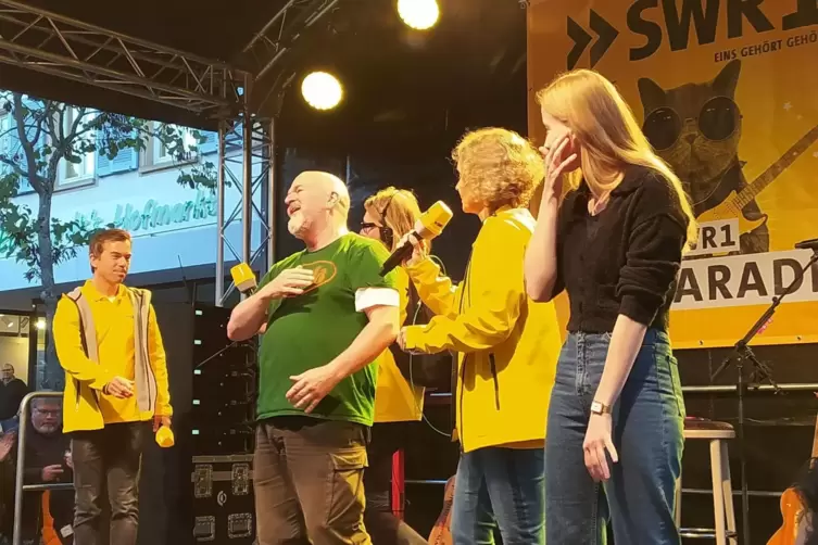 S&auml;nger Edsel Merz wird von SWR 1-Moderatorin Claudia Deeg interviewt.