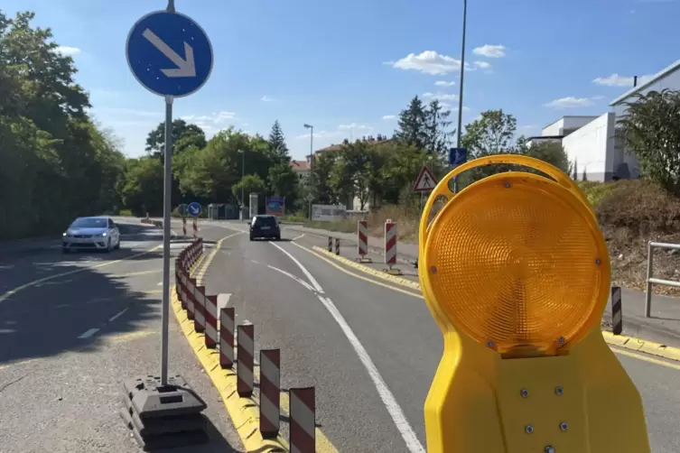 Die Steinhauser Straße verliert bergauf eine Fahrspur und bekommt beidseitig Radwege. Die provisorische Überquerungshilfe am neu