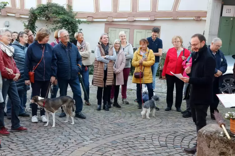 Der historische Stadtrundgang startete an der Stadtbücherei. 