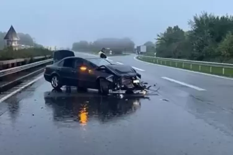 Auf der nassen Straße verlor der junge Mann die Kontrolle über sein Auto. 