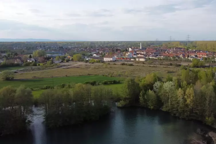 Drei Fu&szlig;ballpl&auml;tze sollen am Seeufer gebaut werden, die Bavaria W&ouml;rth und der FVP Maximiliansau gemeinsam nutzen k&ouml;nnten.