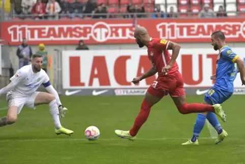 Die erste Chance der Partie: Terrence Boyd scheitert an Braunschweigs Schlussmann Jasmin Fejzic. 