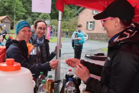  Maika Ehry (links) und Katja Schröter lassen sich von Hanna Platzer bei der Verpflegungsstelle am Eiswoog Getränke einschenken.