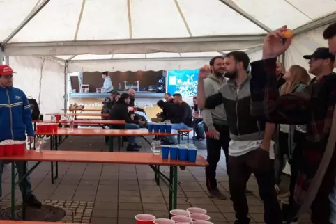 Das Wetter war bescheiden, die Beer-Pong-Tische zum Glück überdacht.