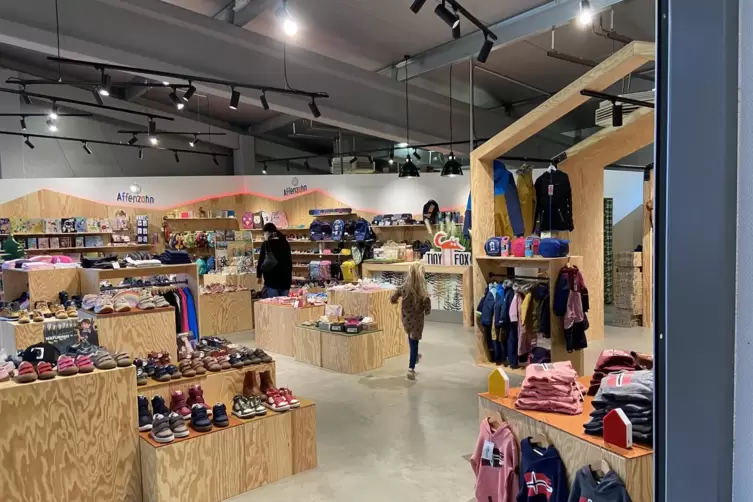 Schuhe und weiteren Bedarf für Kinder bis zehn Jahre gibt es im neuen Kids Store „Tiny Fox“ im Obergeschoss.