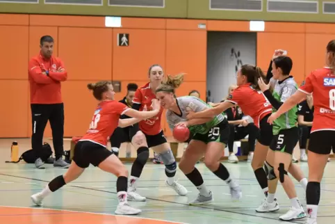  Eyub Erden (von links), Rebecca Brecht und Mona Kuczaty, die gegen Sanja Oser verteidigen, Katharina Scheid, Angelique Götz und