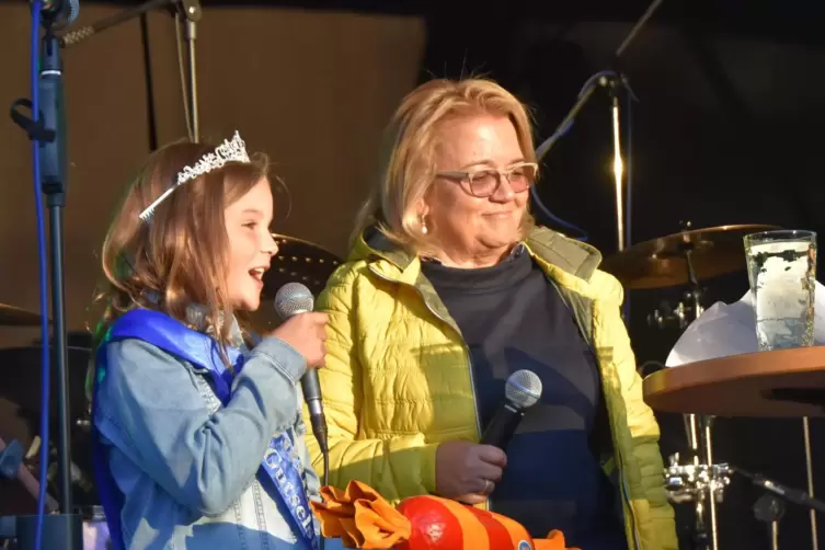 Ortsbürgermeisterin Manuela Winkelmann und Kinder-Kerweprinzessin Julia I. vom Gutselstand auf der Kerwe-Bühne.