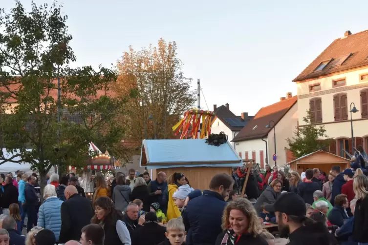 Blick &uuml;ber den Kerweplatz am Ochs- und Eselbrunnen. 