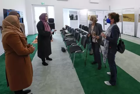 In zwei Gebetsräumen der Noor-Moschee – hier der Bereich für Frauen – treffen sich die Mitglieder regelmäßig. 