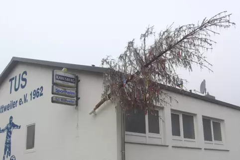 Der Kerwestrauß in Wattweiler gibt ein trauriges Bild ab. 