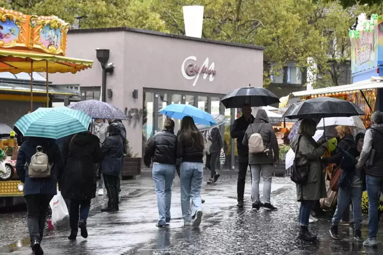 Bei Dauerregen kamen deutlich weniger Kunden zum verkaufsoffenen Sonntag nach Frankenthal. Trotzdem hält Citymanager Daniel Stro