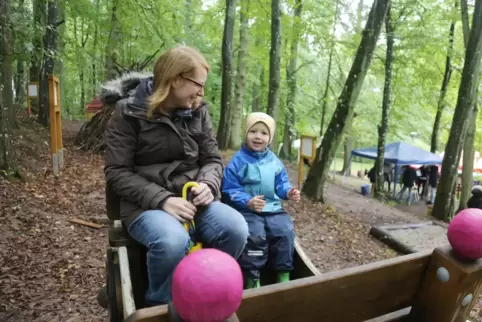 Marlene Harth aus Steinbach kam mit ihren Kindern Hannes (im Bild) und Carolin zu „Paul’s Märchenwald“.