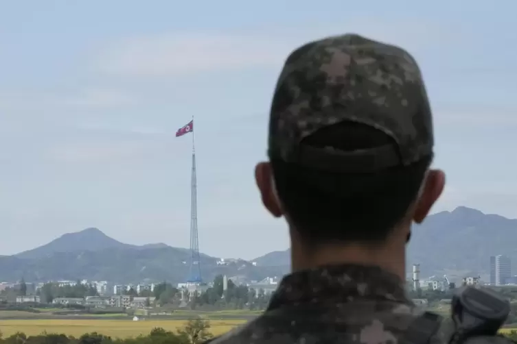 Banger Blick zum Nachbarn: Ein südkoreanischer Soldat steht an der Grenze Wache. 