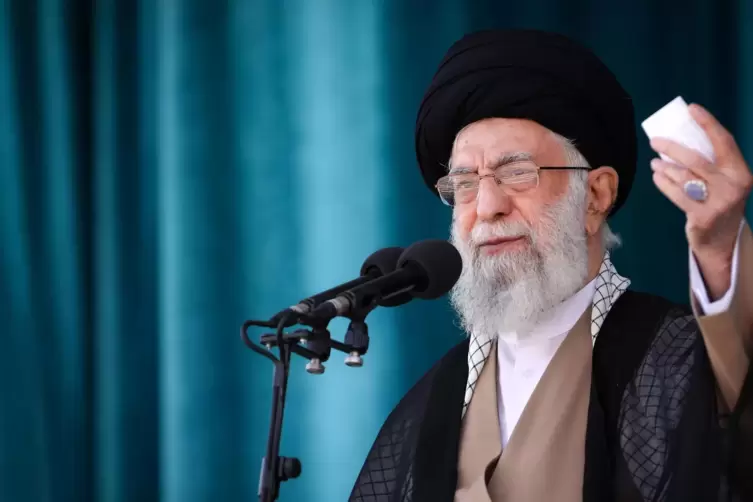 Beim Besuch einer Polizei- und Militärakademie äußerte sich der iranische Oberste Führer Ajatollah Ali Khamenei erstmals zu den 