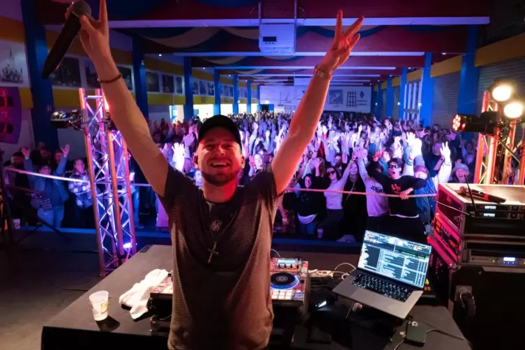 Hoch die Hände: Rund 600 Partygänger feierten mit DJ Olde und anderen Schifferstadter Musikern. 