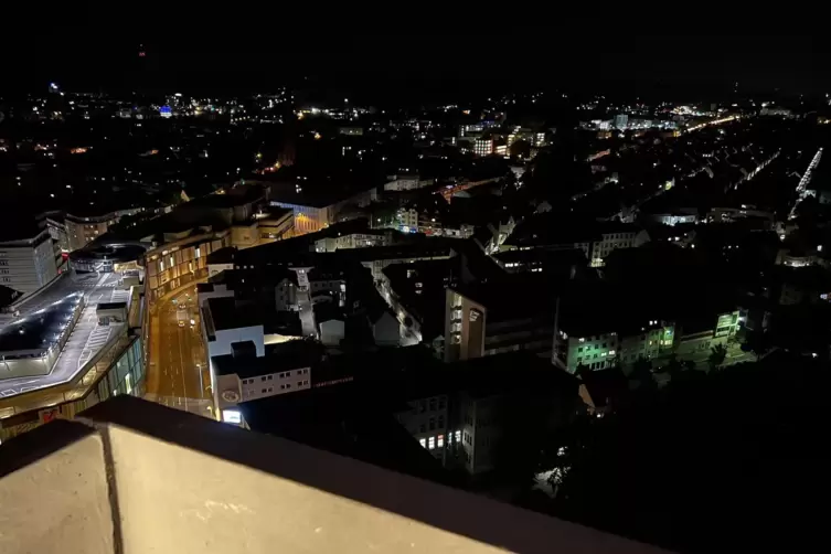 Licht aus: Öffentliche Gebäude werden nachts in Kaiserslautern nicht mehr angestrahlt. Das hat der Stadtrat beschlossen. 