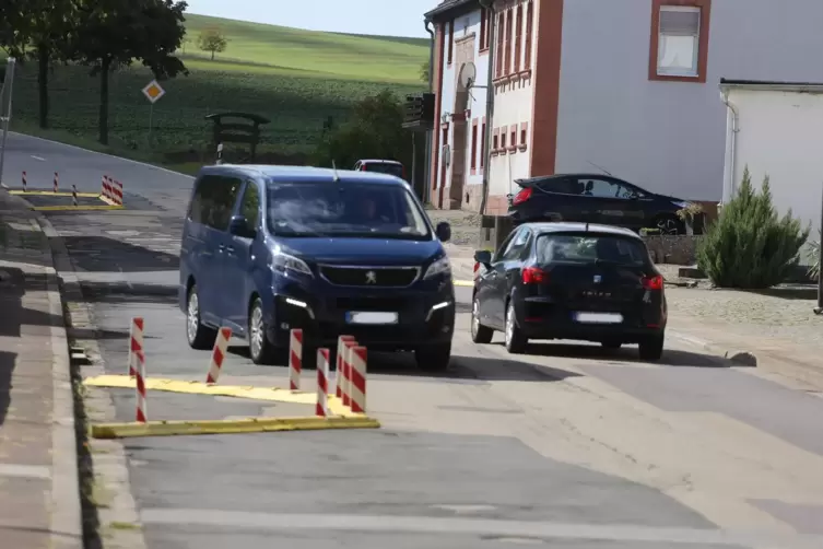 In Konken werden derzeit gelbe Bodenbarrieren getestet, um den Verkehr zu beruhigen. 