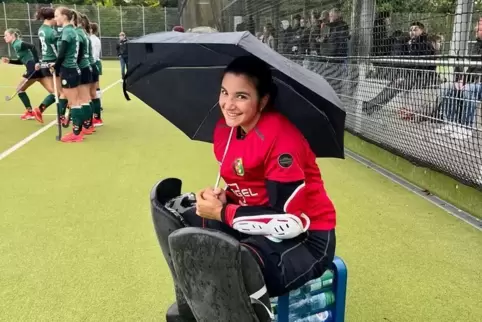 TG-Ersatztorhüterin Nadine Deimling nahm die widrigen Bedingungen mit Humor. 