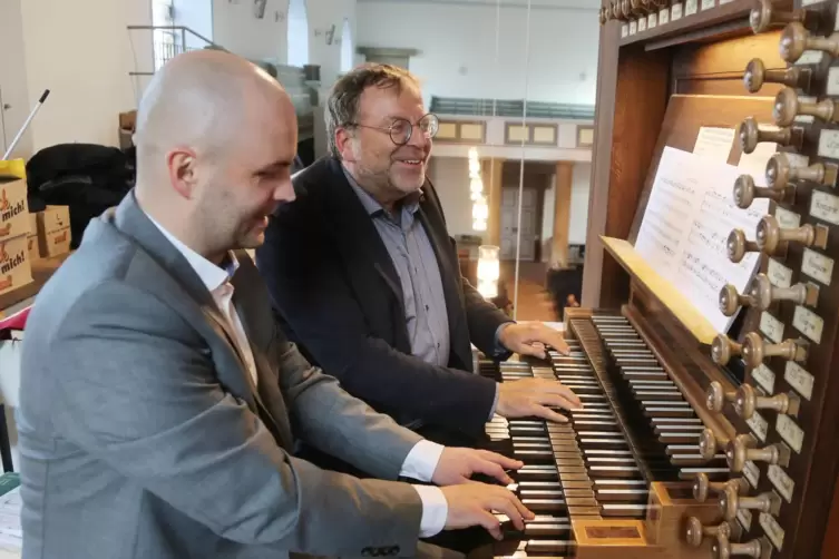 An der Orgel : Das Duo der Deutschen Einheit mit Andreas Marquardt (vorne) und Torsten Laux .