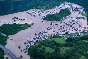 Ein Foto von Altenburg aus dem Polizeihubschrauber in der Flutnacht. 