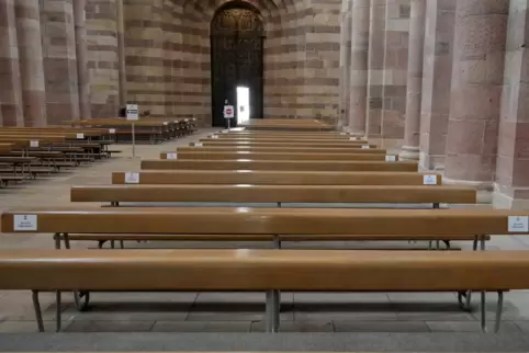 Teilweise kalte Kirchenbänke: Blick in den Dom. 