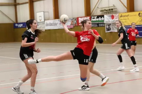 Acht Tore in einem Spiel: Tabea Luickx von der HSG Lingenfeld/Schwegenheim (am Ball), auf unserem Bild im Januar gegen Heiligens