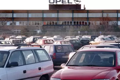 Blick aufs Opelgelände im Dezember 1998 – damals wurde am Standort in die Fertigung neu entwickelter Aluminiummotoren investiert