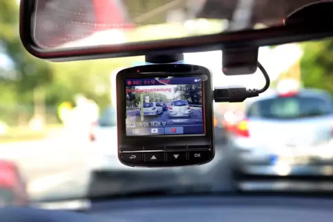 Mit einer Videokamera im Dienstwagen können Polizisten die Fahrweise eines vor ihnen flüchtenden Autofahres aufzeichnen. Deshalb