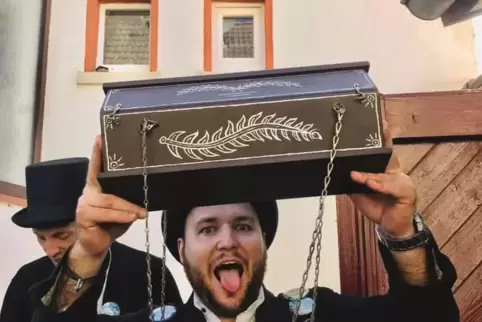 Kerwe-Buben mit der Kerwe, die feierlich gefunden und am Ende wieder "beerdigt" wird. 