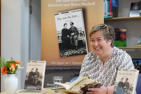 Marion Bischoff aus ihrem Buch „Da, wo Du bist..." die Geschichte ihrer Großeltern.