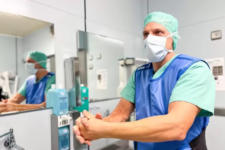 Als Unfallchirurg arbeitet Philipp Haas in der BG-Unfallklinik. Um für die Rot-Weiß-Mannschaft Tennis spielen zu können, bespric