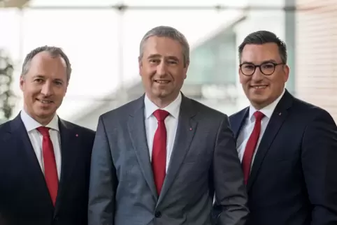  Die Verlängerung der Vorstandsverträge von Thomas Traue (Mitte), Ulli Sauer (rechts) und Oliver Kolb sorgen für Kontinuität.