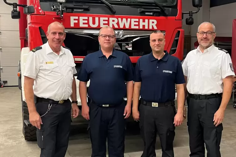 Freuen sich über die neue Einheit: Feuerwehrchef Dirk Hargesheimer, der Queichheimer Wehrführer Bastian Stephan, dessen Stellver