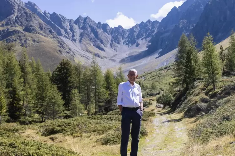 Die Liebe zur Natur und zum Wandern ist ihm bis heute geblieben: Der österreichische Bundespräsident Van der Bellen posiert im K