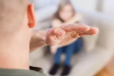 Sexuelle Gewalt beginnt nicht erst mit einer Ohrfeige, sondern oft schon mit Berührungen oder Worten.