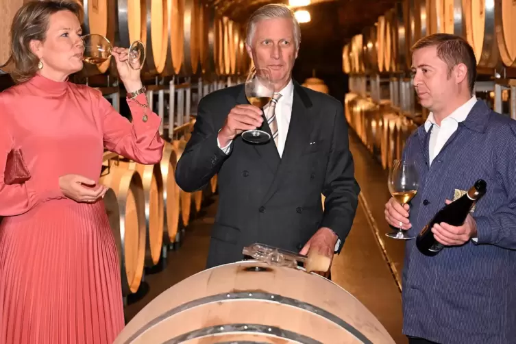 Weinprobe in Deidesheim: Stephan Attmann, Geschäftsführer des Weinguts von Winning, lässt das Königspaar auch einen Riesling Ozy