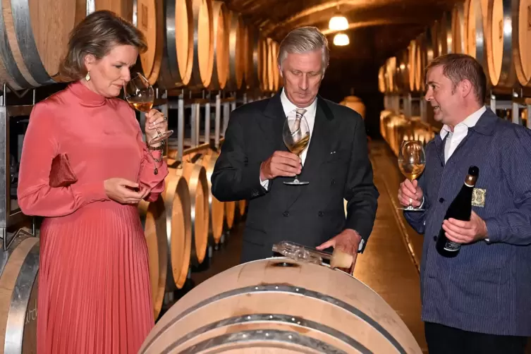 Im Weinkeller des Weinguts von Winning informiert Geschäftsführer Stephan Attmann König und Königin.