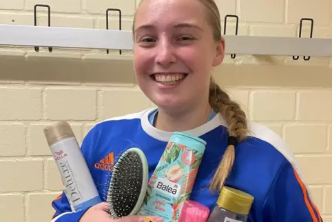 Fabienne Michel hat für Haar- und Körperpflege der Handballerinnen alles dabei: Bürste, Shampoo, Haarklammern, Duschgel.