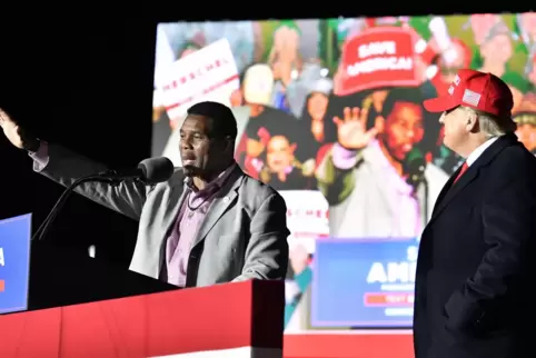 Herschel Walker bei einer Wahlkampfrede, neben ihm Ex-Präsident Donald Trump.
