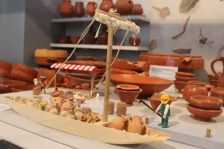 Szene aus der Ausstellung: Archäologen vermuten, dass die Römer Keramik aus Rheinzabern auf dem Erlenbach abtransportierten.